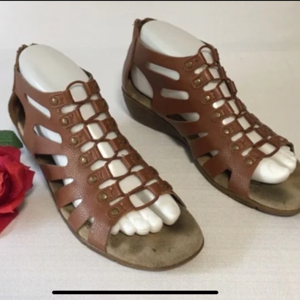 Excellent like new condition Baretraps brown sandals, size 7W w/ a 1.5” heel.